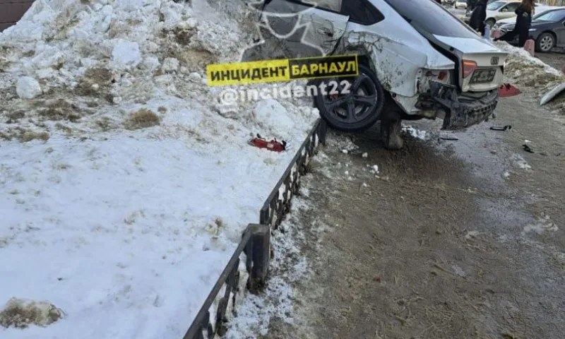 В центре Барнаула легковой автомобиль вынесло на тротуар в результутате ДТП