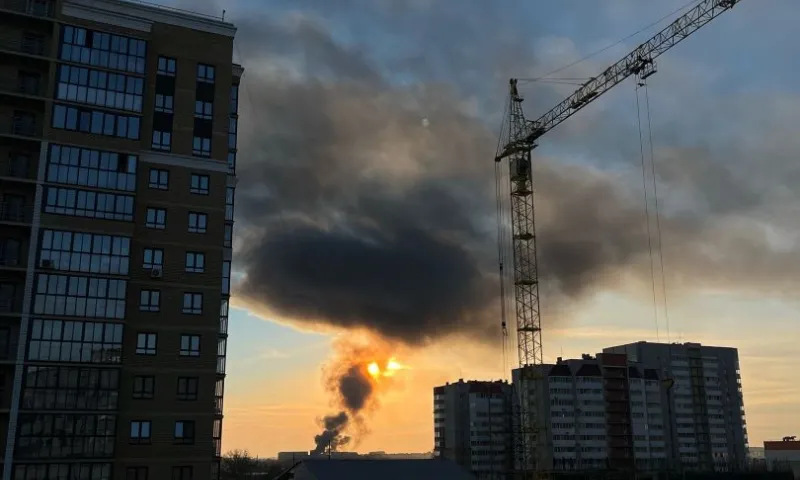 Площадь пожара на Барнаульской мебельной фабрике превысила 1000 квадратных метров