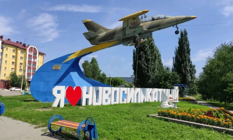 Авиатехник узнал по фото учебно-боевой самолет со времен службы, который стал памятником в Барнауле