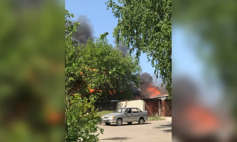 Хозяйственная постройка загорелась в Барнауле