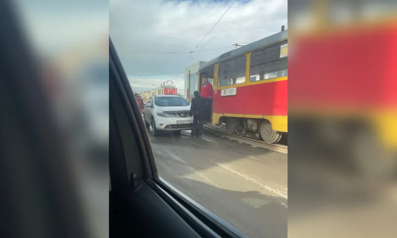 Трамваи встали в Барнауле из-за ДТП на разворотном кольце