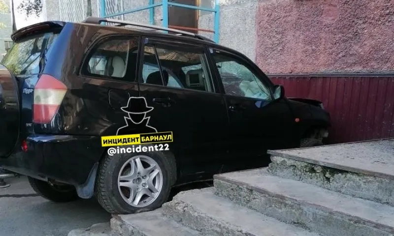 Автомобиль въехал в дом в Барнауле