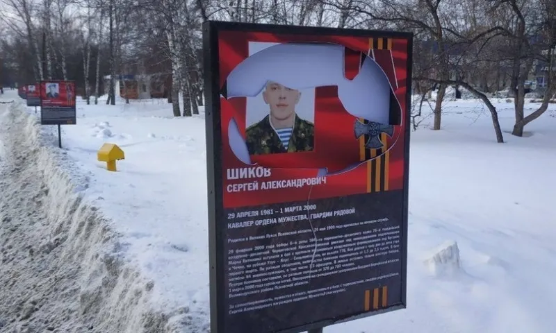 Подозреваемых в разрушении баннеров на Аллее памяти задержали в Барнауле