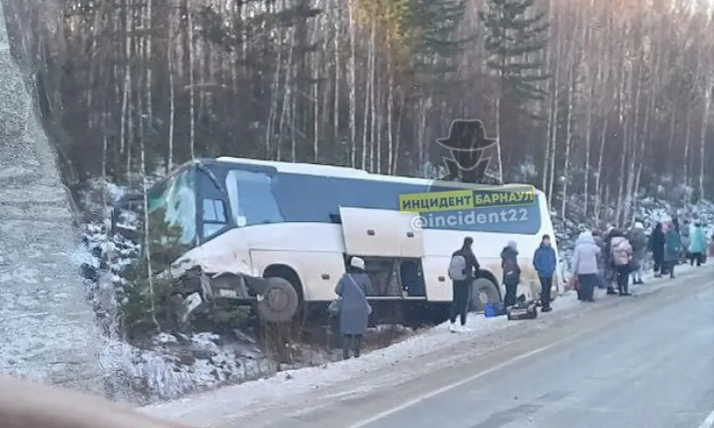 Автобус и грузовой автомобиль столкнулись на границе Алтайского края