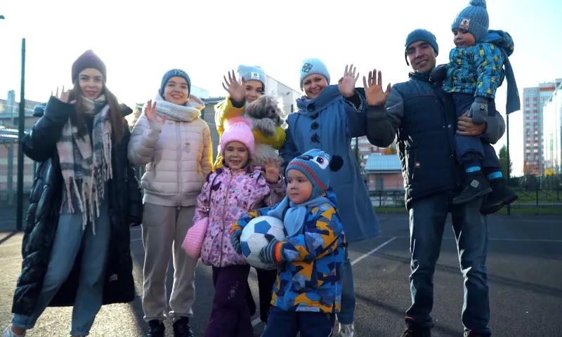 Родителей семерых детей из Барнаула наградили орденом «Родительская слава»