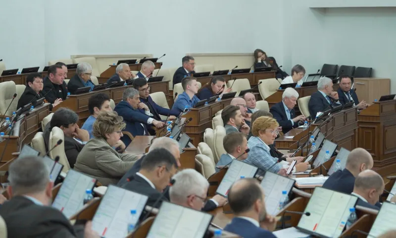 Выплаты для педагогов-наставников и запрет на продажу энергетиков: что обсудили на сессии АКЗС