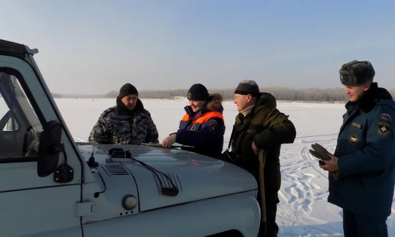 Автомобиль провалился под лёд в Алтайском крае