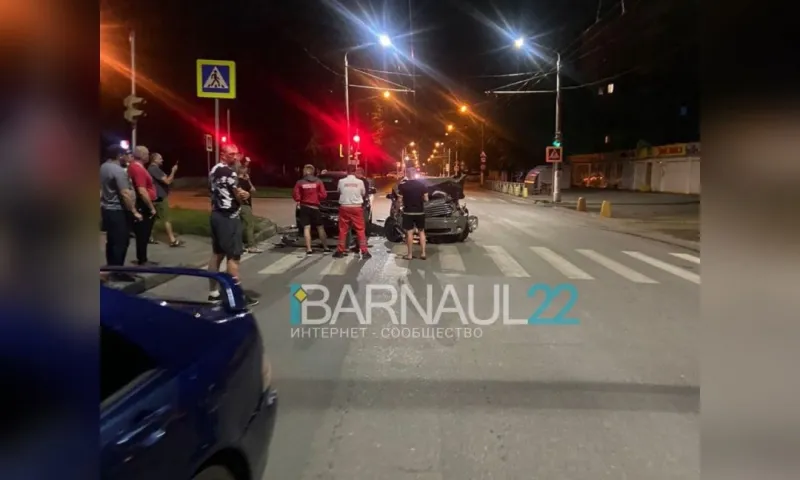 Два автомобиля столкнулись перед пешеходным переходом в Барнауле