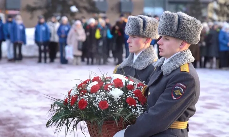 В Барнауле прошло торжественное возложение цветов, посвященное освобождению от блокады Ленинграда
