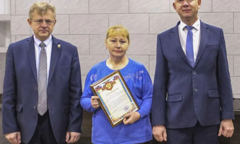 Маме бойца СВО из Рубцовска вручили благодарственное письмо