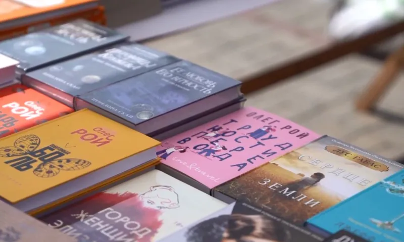 Более трёх тонн книг, а также лектории и встречи с писателями: Большой книжный фестиваль «Петровский бульвар-2024» работает в Бийске