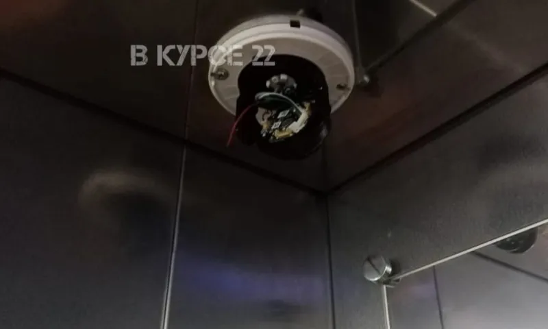 Дети отломили камеру видеонаблюдения в одном из лифтов Барнаула