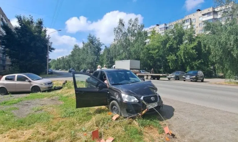 Очевидцы: нетрезвая женщина-водитель врезалась в припаркованный автомобиль в Барнауле 