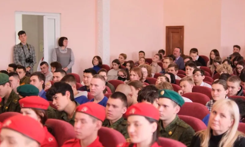 Студенты Алтайского архитектурно-строительного колледжа изготавливают печки-буржуйки и маскировочные чехлы для бронетехники