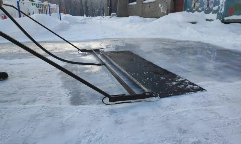 Каток начали заливать в барнаульском парке культуры и отдыха «Центральный»