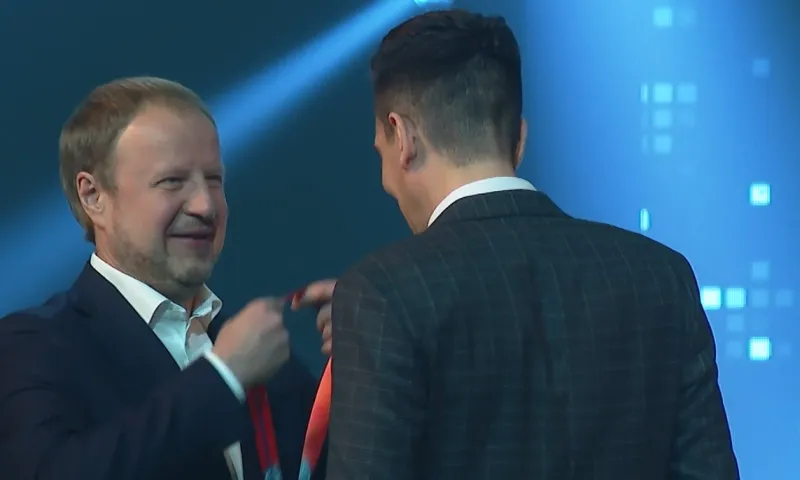 Виктор Томенко наградил победителей фестиваля «Студенческая весна на Алтае»