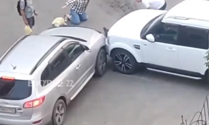 Барнаулец наехал на двух пешеходов