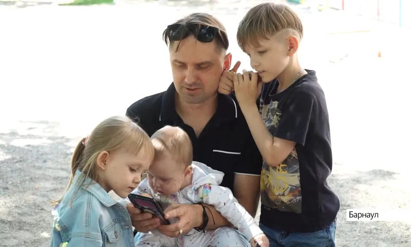 «Сохраняю за собой статус любящего родителя». Многодетный отец-одиночка из Барнаула рассказал, как государство помогло ему в трудной ситуации