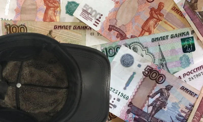 Постояльца барнаульского отеля ослепили слезоточивым газом и украли у него деньги и меховую кепку