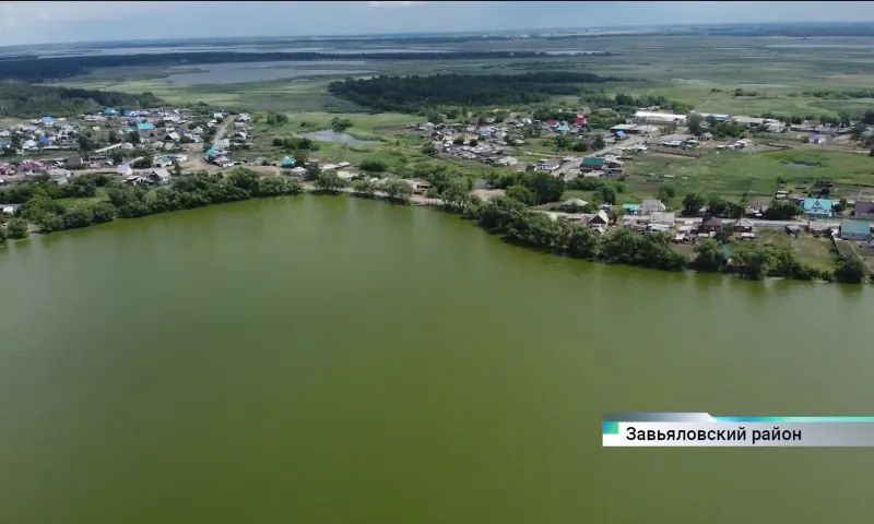 Грязь, вода и трубы: расположенное в центре села Завьялово озеро начали очищать