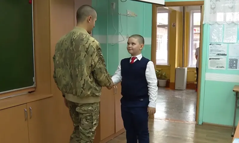 Участник специальной военной операции встретился с барнаульским школьником, написавшим ему письмо 