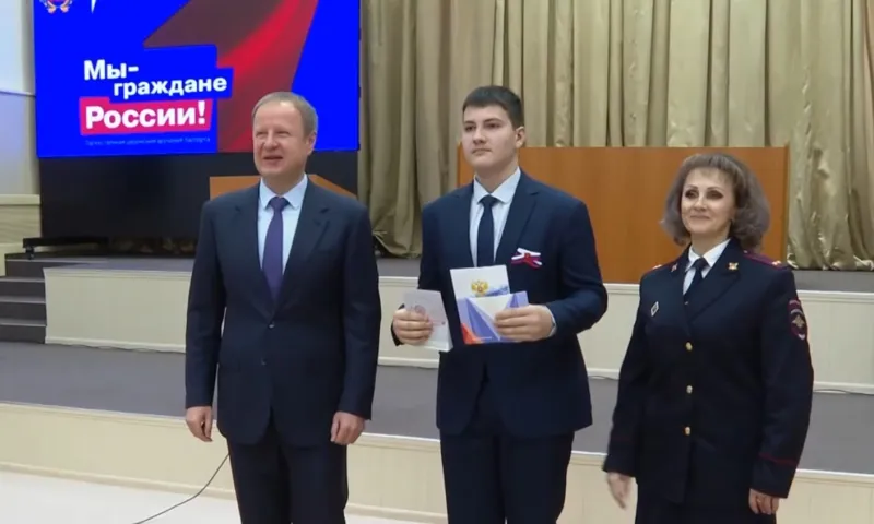 Виктор Томенко торжественно вручил паспорта активистам «Движения первых»