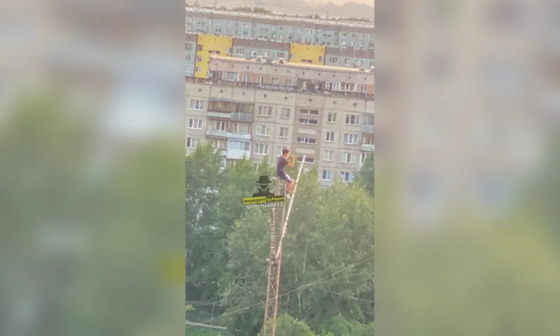 Вскарабкавшегося на вышку подростка заметили в Барнауле