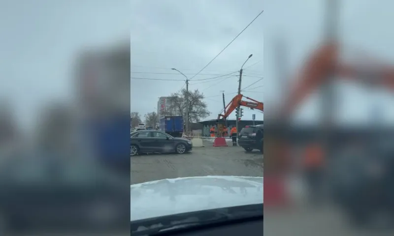 Росводоканал Барнаула устраняет повреждение на пересечении переулка Ядринцева и улицы Молодёжной