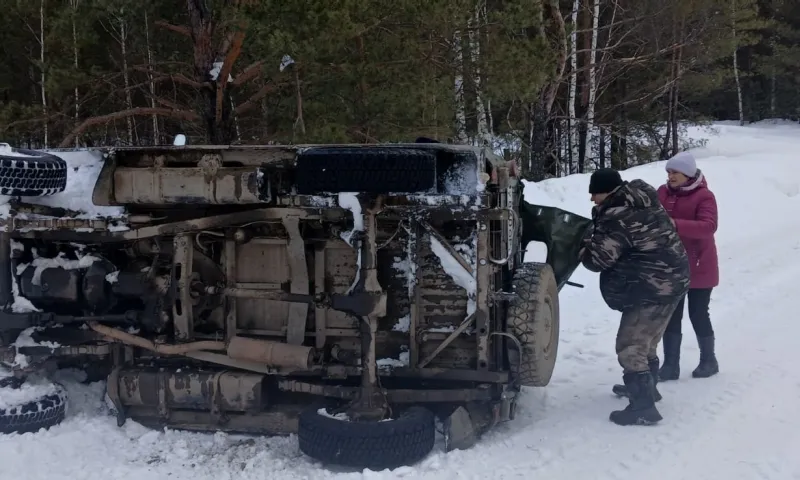Пенсионеров вызволили из перевернувшегося автомобиля в Алтайском крае