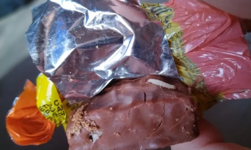 Ребенок чуть не съел конфеты с личинками в Бийске