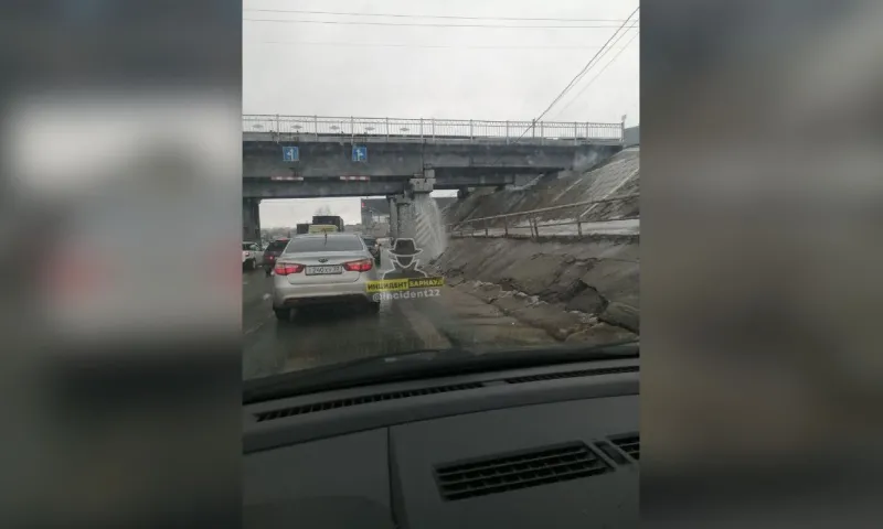 Фонтан из-под земли забил в Барнауле