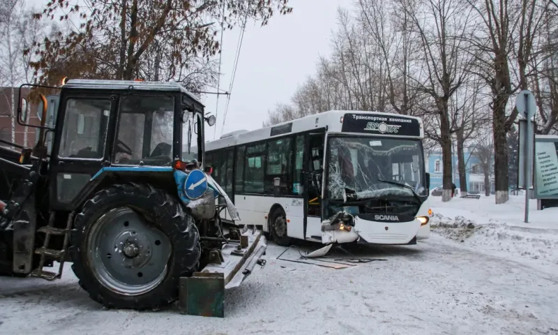Госавтоинспекция Барнаула проводит проверку по факту ДТП с трактором