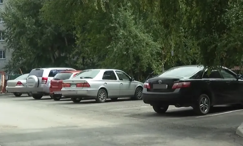Война за парковочные места развернулась между двумя барнаульскими многоквартирными домами