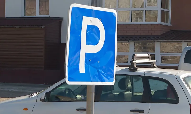 Отцы устроили драку на парковке детского сада в Алтайском районе
