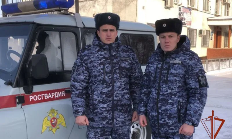 Росгвардейцы помешали огню перекинуться на жилой дом в Алтайском крае