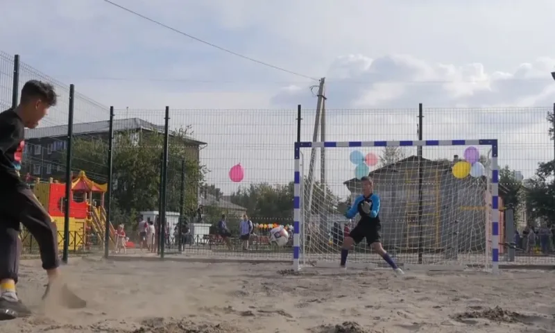 На улице Чеглецова в Западном микрорайоне Барнаула открыли новую спортивную площадку