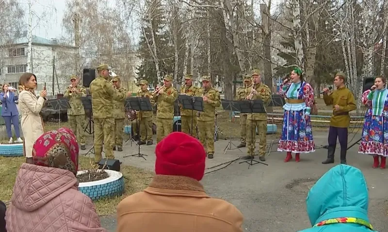 Оркестр Росгвардии устроил концерт для детей войны в Барнауле