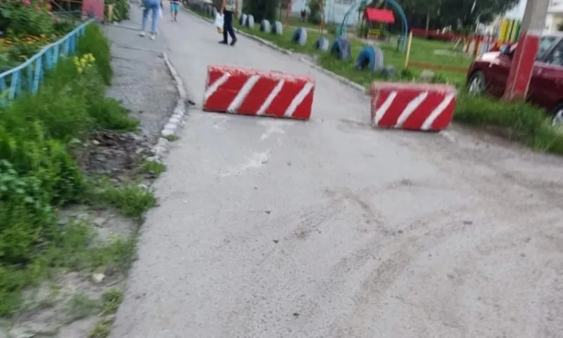 Жители одного из барнаульских дворов регулярно перекрывают проезд для автомобилей