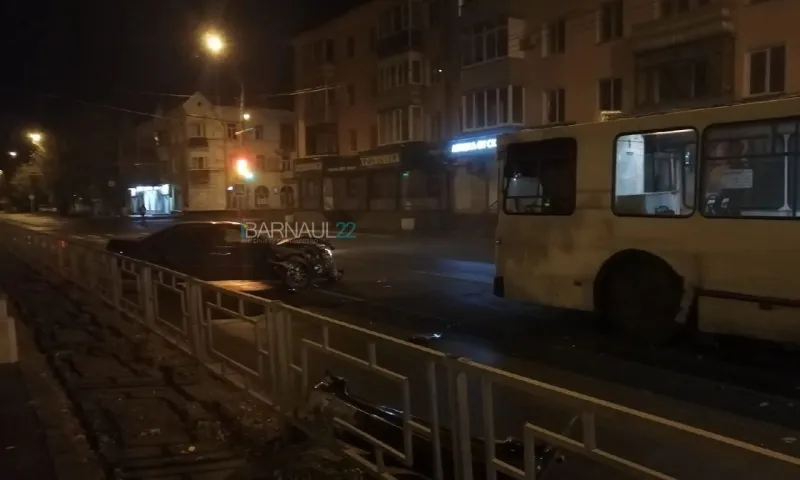 ДТП с троллейбусом произошло ранним утром в Барнауле 