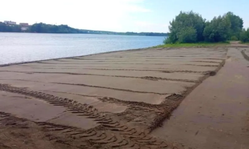 Новый песок завезли на один из пляжей Бийска