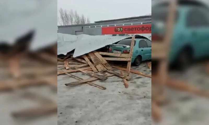 В Ребрихе ветер сорвал крышу здания