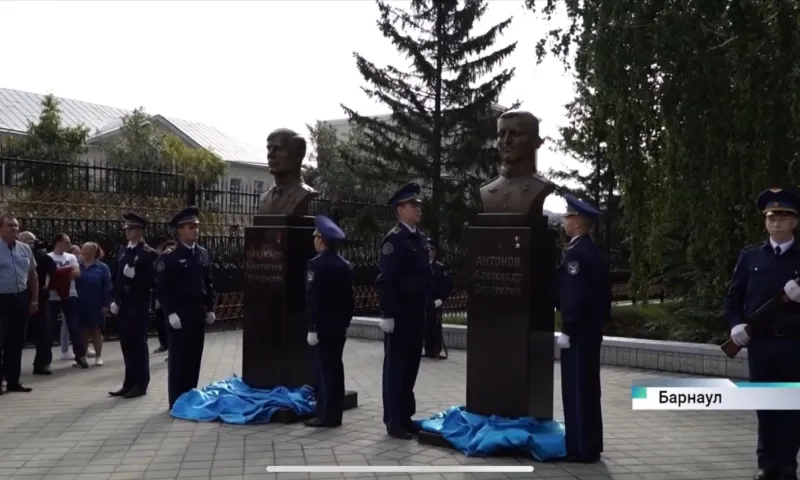В Барнауле открыли памятники Константину Павлюкову и Александру Антонову