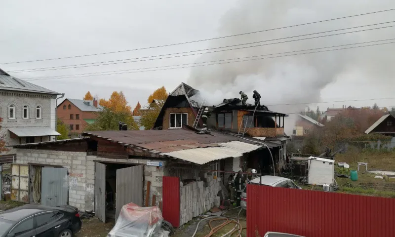 Пожарные потушили горящий частный дом в Барнауле