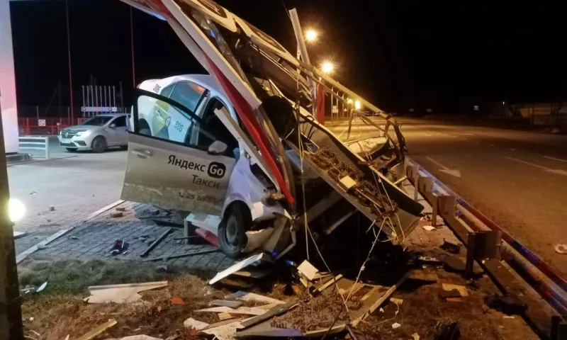 Водитель такси снёс стелу у автозаправки около Бийска