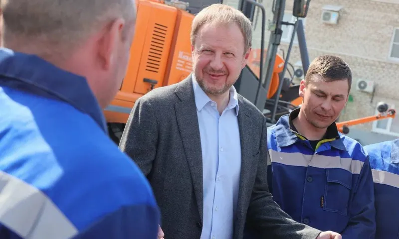 Виктор Томенко посетил асфальтовый завод в Новоалтайске