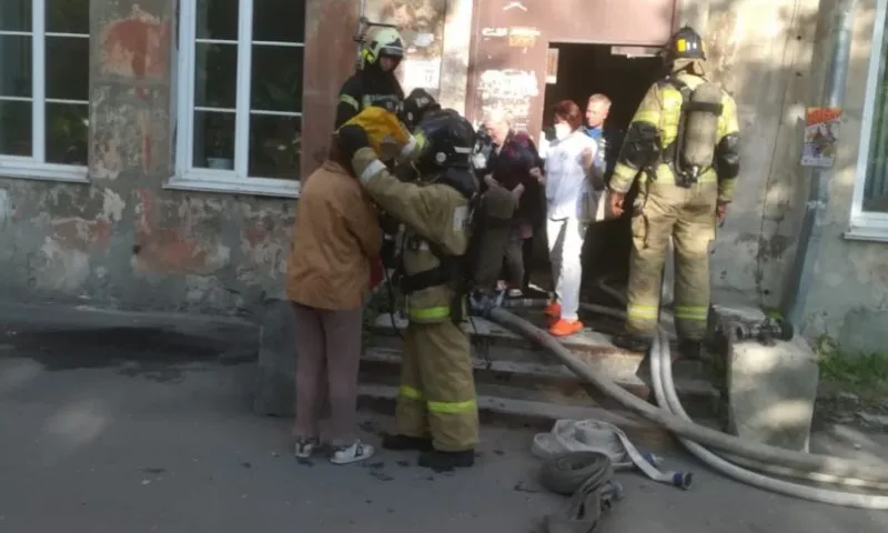 Пожарные спасли из огня 11 человек в Барнауле