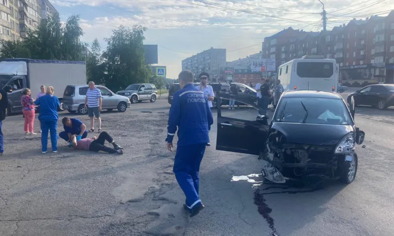 Маршрутка и две легковушки столкнулись в Бийске