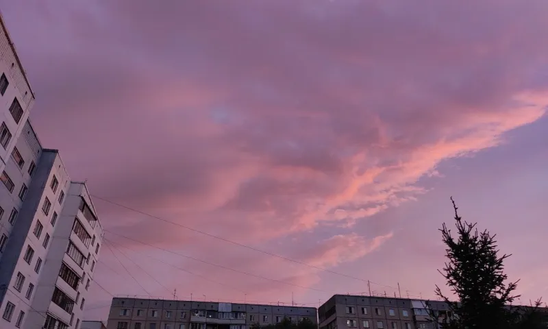Барнаульцы заметили малиновый закат над городом