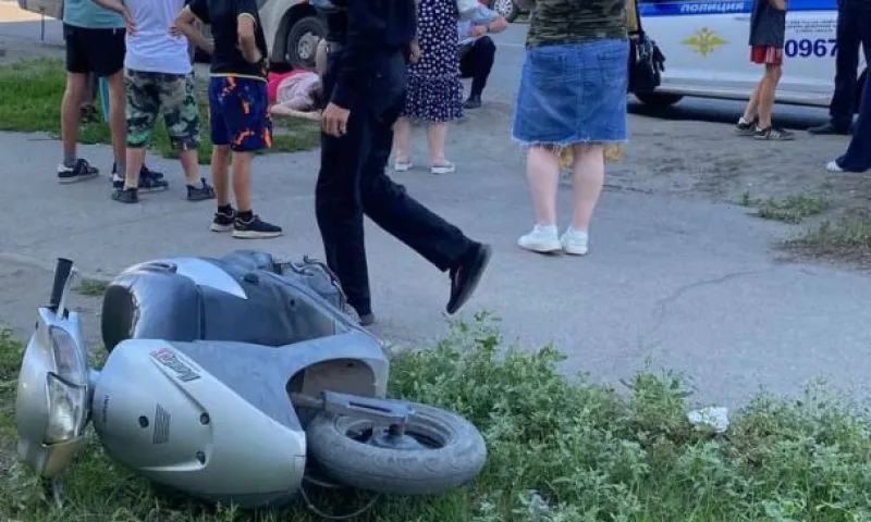 Дети на мопеде сбили пассажирку автобуса в Бийске