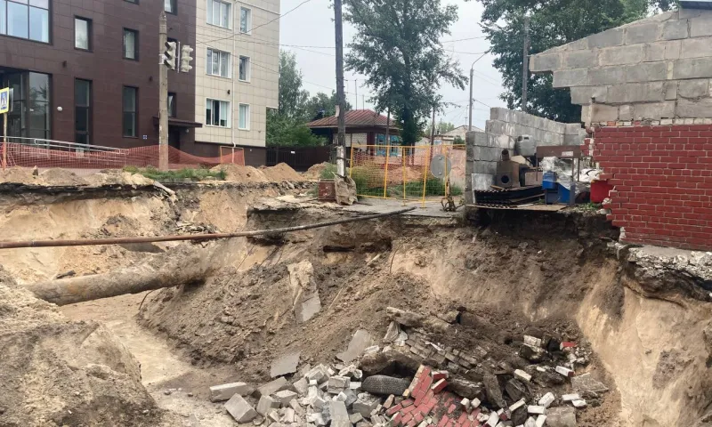 Обрушение кирпичной кладки произошло при прокладке новой магистральной теплосети в Барнауле